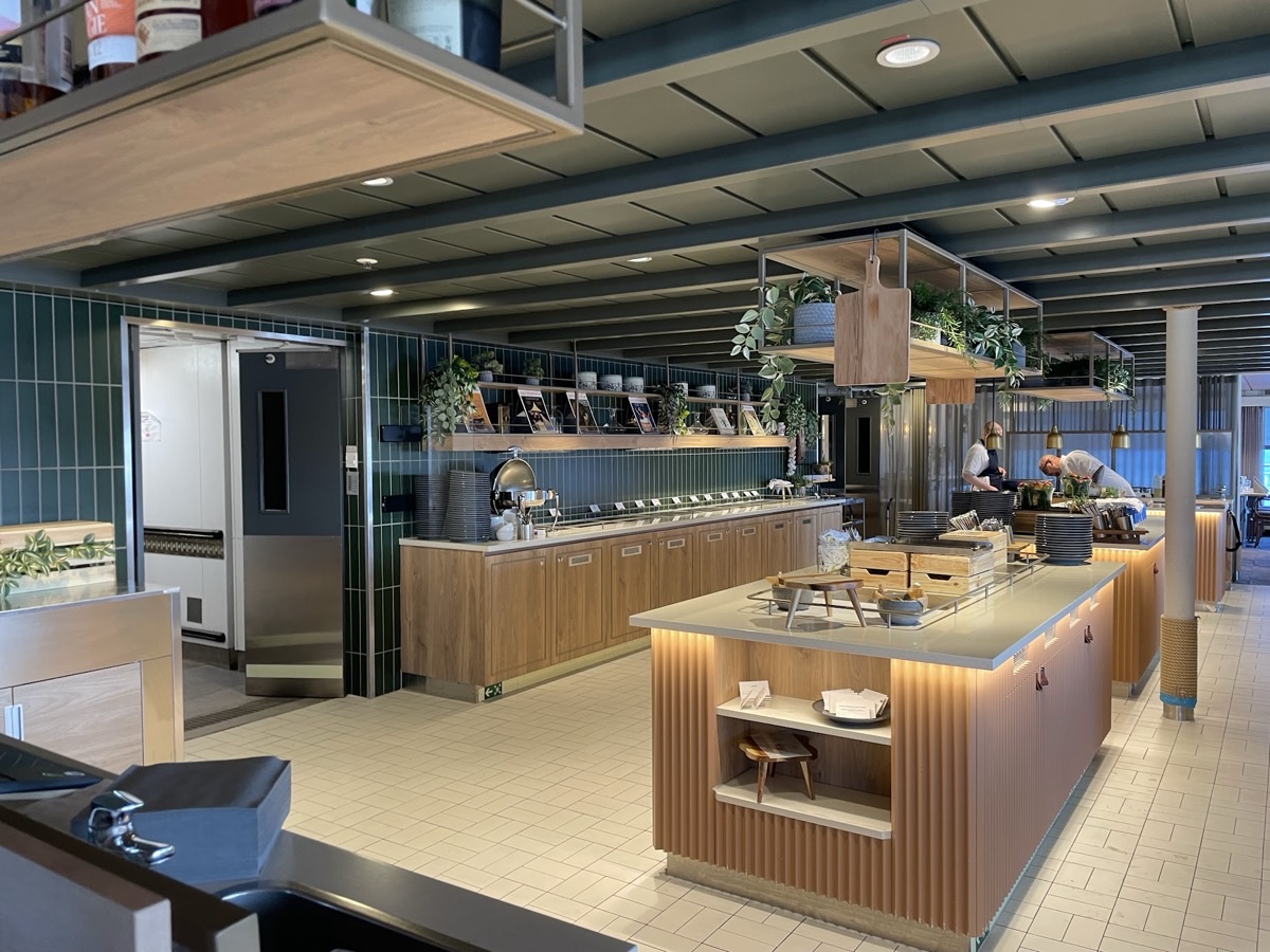 Bordrestaurant der Oresundslinjen-Fähre mit Tischen und Panoramafenster