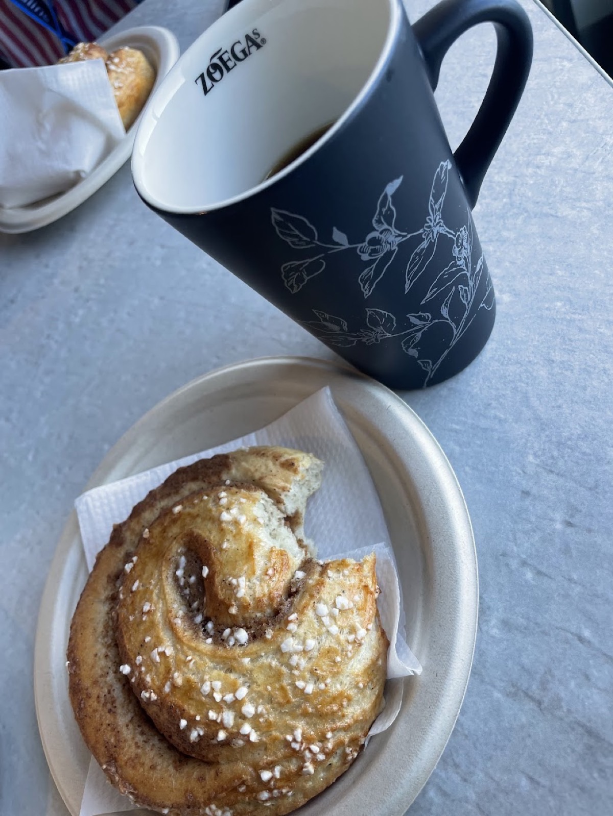 Schwedische Fika mit Zimtschnecke (Kanelbulle) und Kaffee an Bord der Fähre