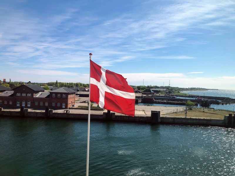Der malerische kleine Hafen von Gedser mit Fährterminal und Leuchtturm