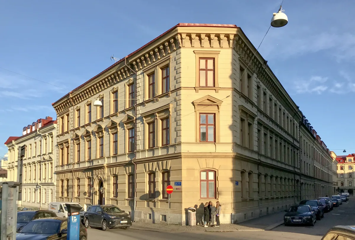 Holzhäuser und Kopfsteinpflaster in der Kyrkogata im Göteborger Stadtteil Haga