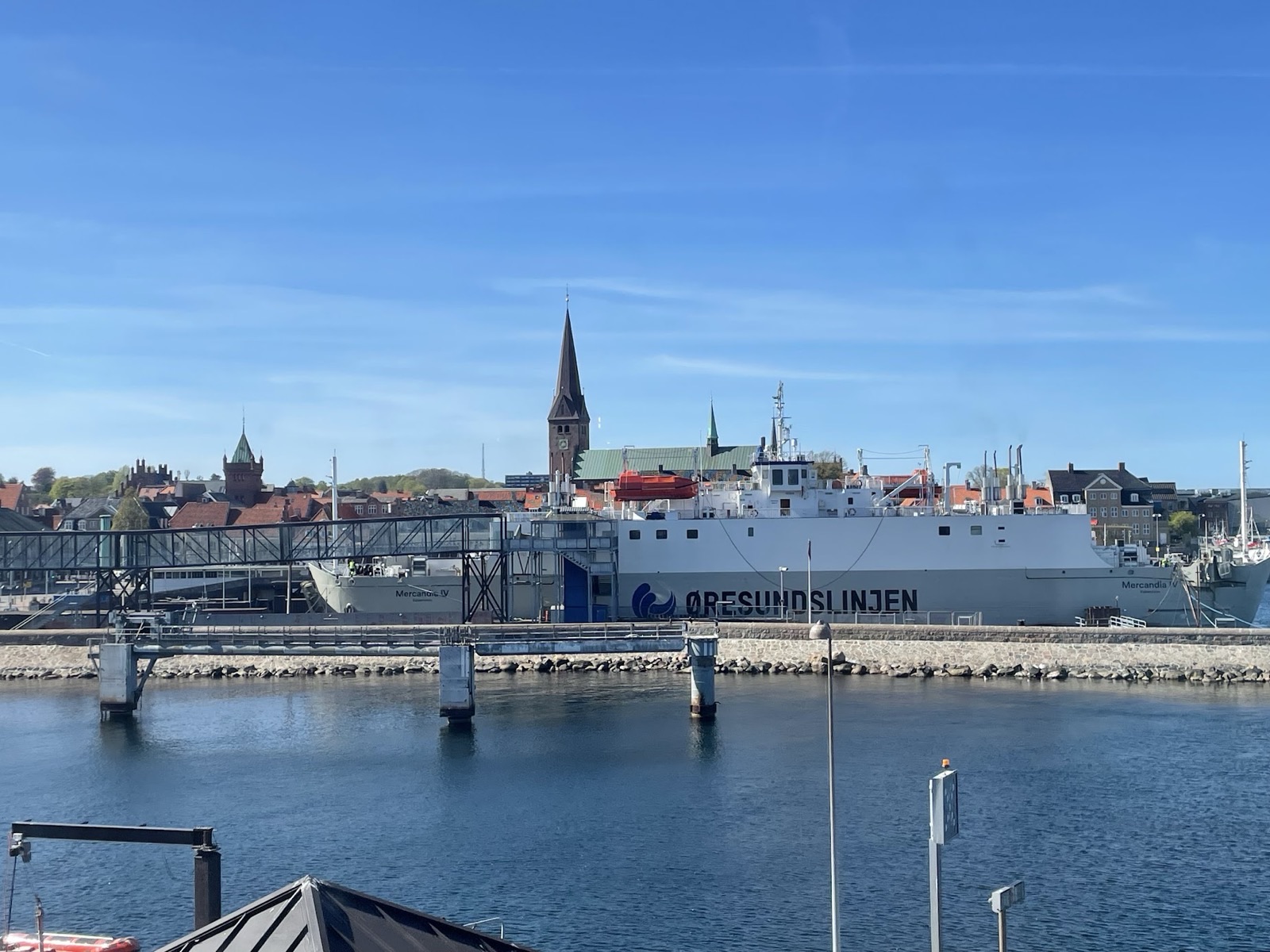 Blick von der ablegenden Fähre auf die Altstadt von Helsingør mit Schloss Kronborg
