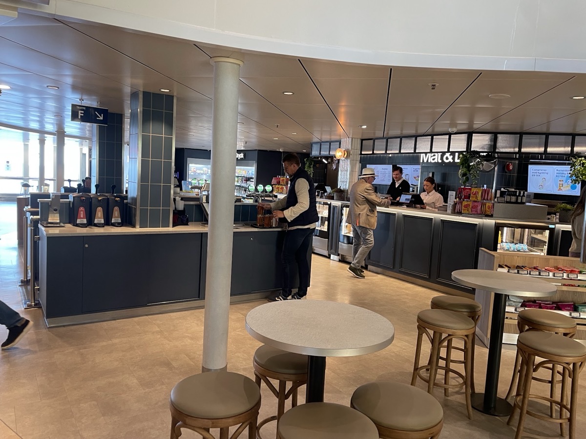 Imbiss-Theke an Bord der Helsingör-Helsingborg-Fähre mit Snacks und Getränken