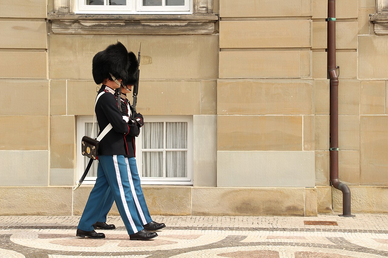 Schlossplatz von Amalienborg in Kopenhagen mit Wache und Reiterstandbild