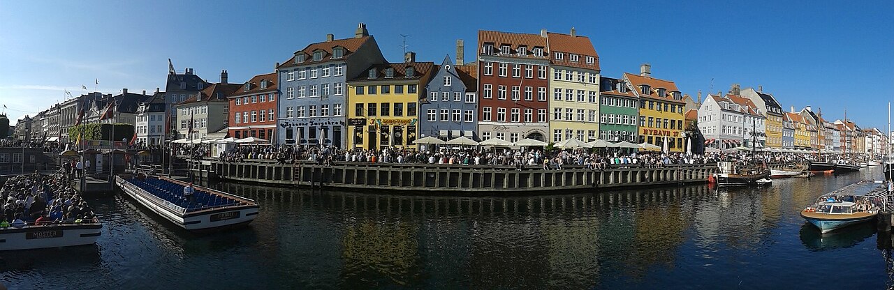 Bunte Giebelhäuser und historische Segelschiffe am Nyhavn in Kopenhagen