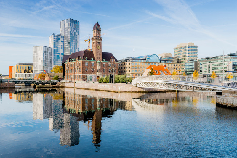 Malmös skyline mit dem markanten Turning Torso und der Öresundbrücke