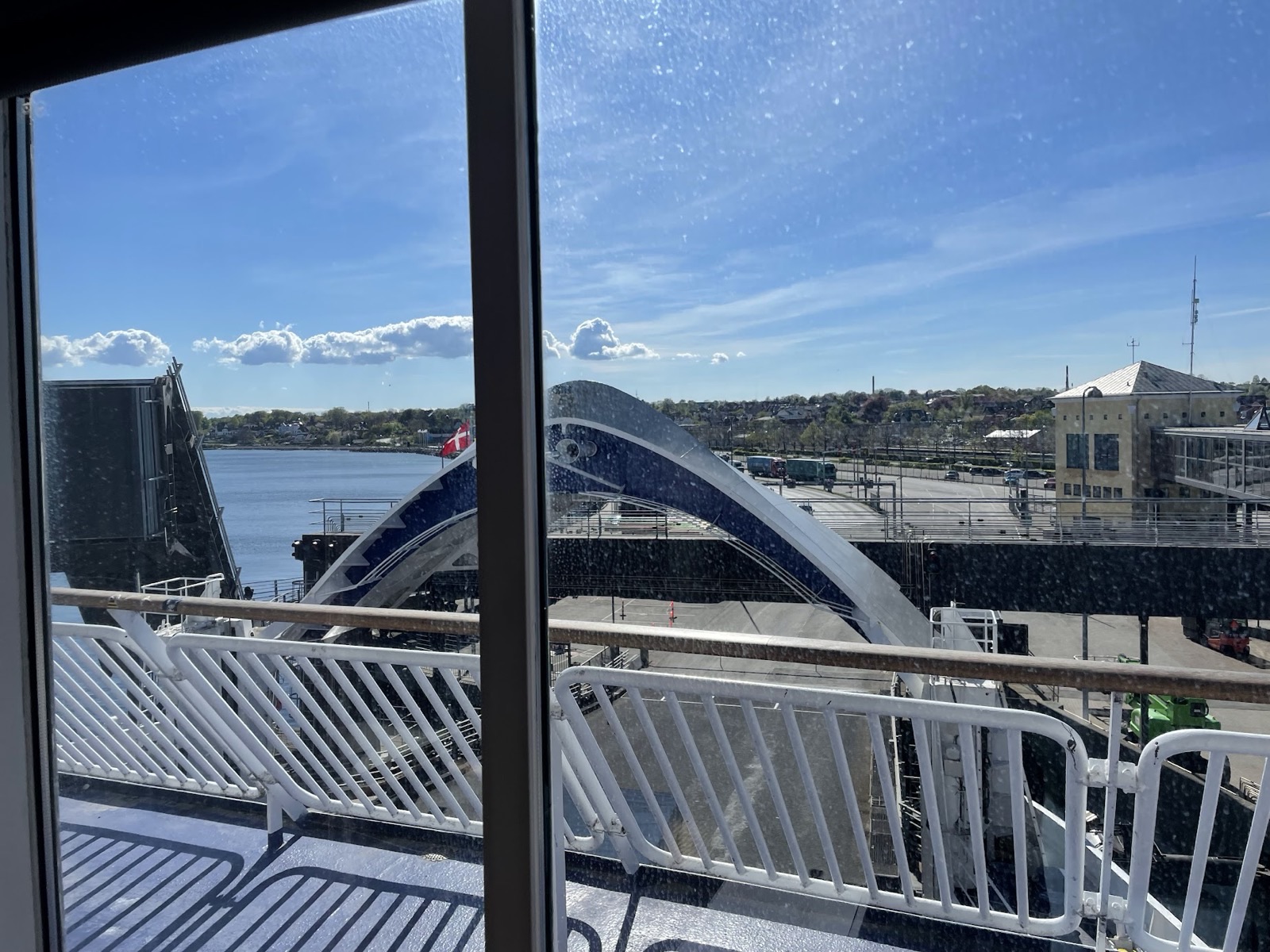 Blick von der Oresundslinjen-Fähre auf Helsingborg während der Überfahrt über den Öresund
