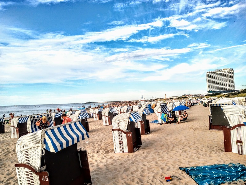 Panorama des Rostocker Hafens mit Kreuzfahrtschiffen und historischen Gebäuden