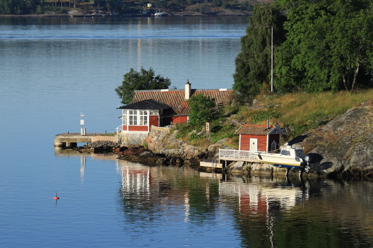 Felsige Inseln und rote Holzhäuser im Stockholmer Schärengarten