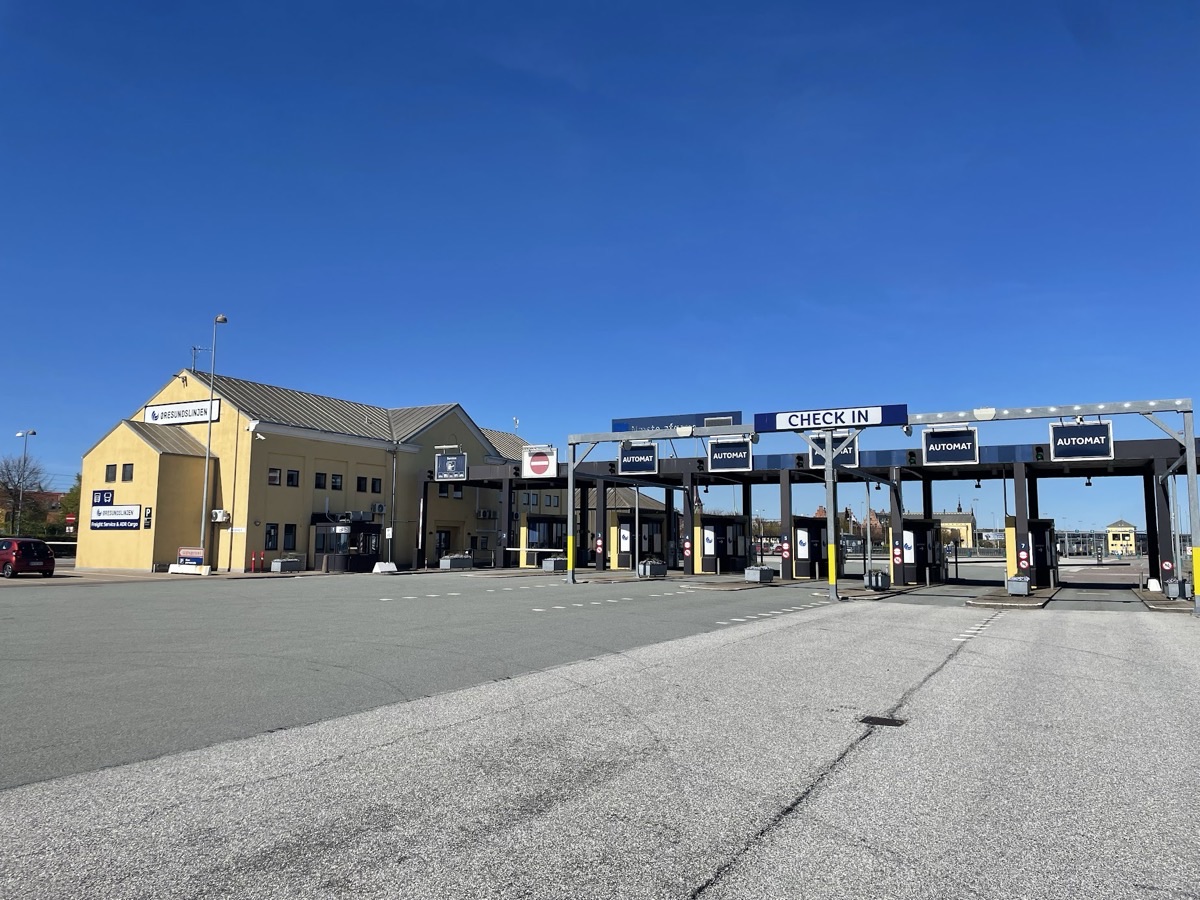 Fährterminal Helsingør mit Oresundslinjen-Schild und einlaufender Fähre