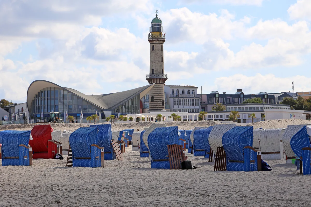Leuchtturm und Teepott in Warnemünde an der Ostsee