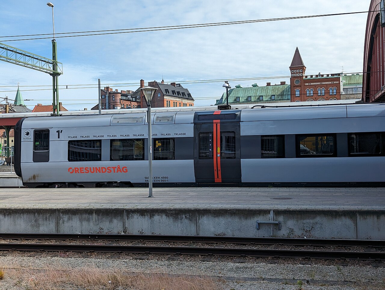 Öresundzug (Öresundståg) am Bahnhof in Malmö